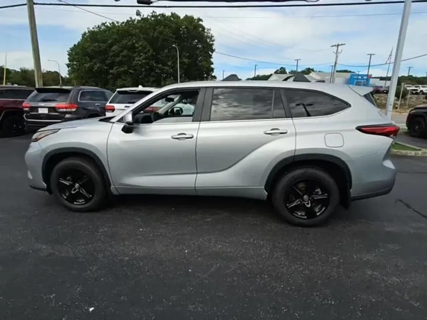 2023 Toyota Highlander L photo 1