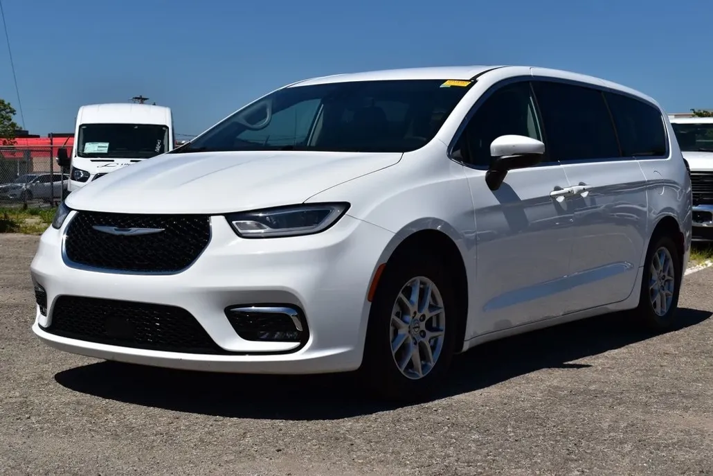 2023 Chrysler Pacifica Touring L photo 1