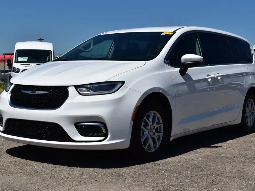 2023 Chrysler Pacifica Touring L photo 1
