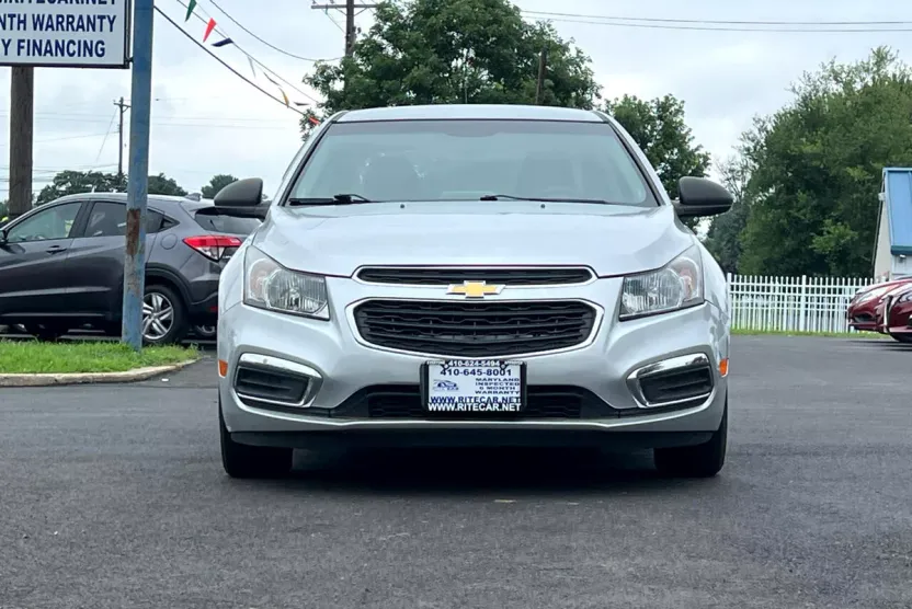 2016 Chevrolet Cruze LS photo 1