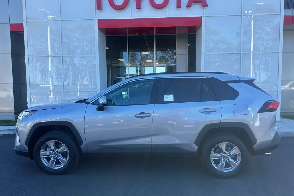 2025 Toyota RAV4 XLE photo 1
