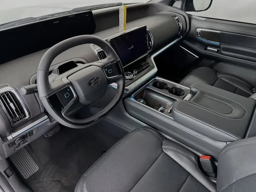 2025 Ford Expedition Platinum photo 1