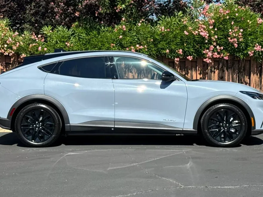 2025 Ford Mustang Mach-E Select photo 1
