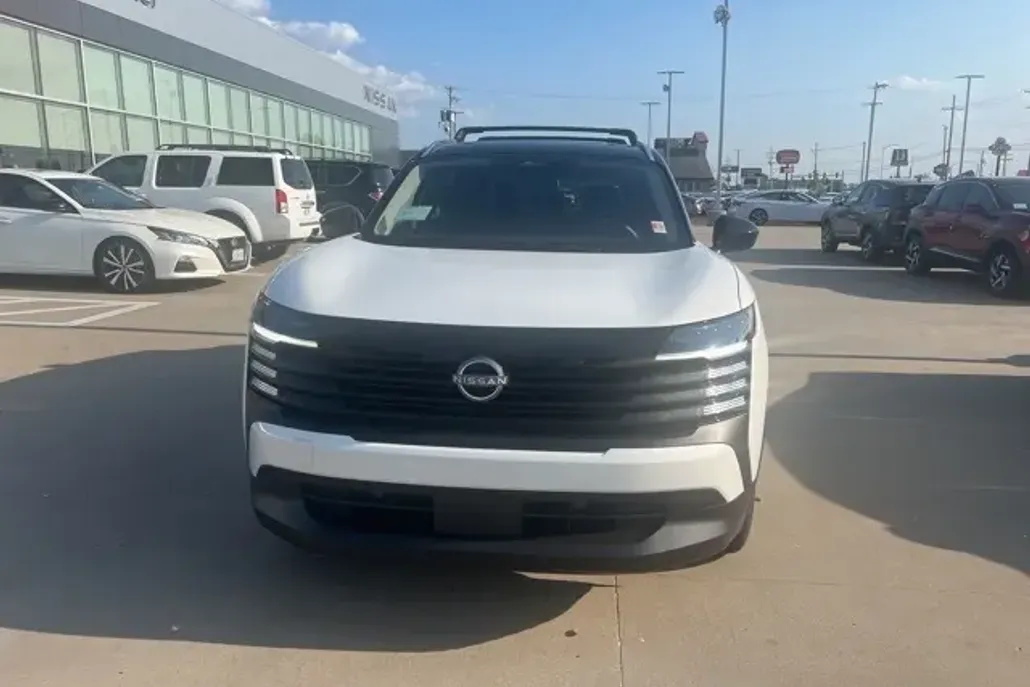 2025 Nissan Kicks SV photo 1