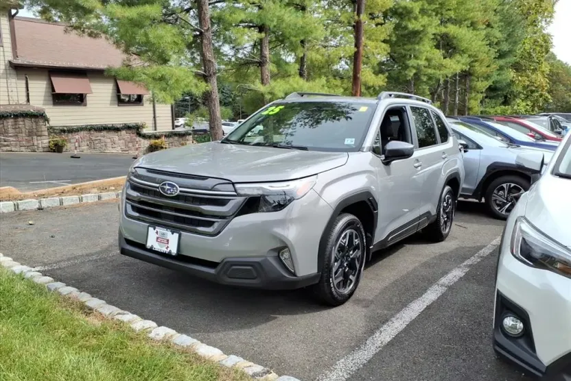 2025 Subaru Forester Premium photo 1