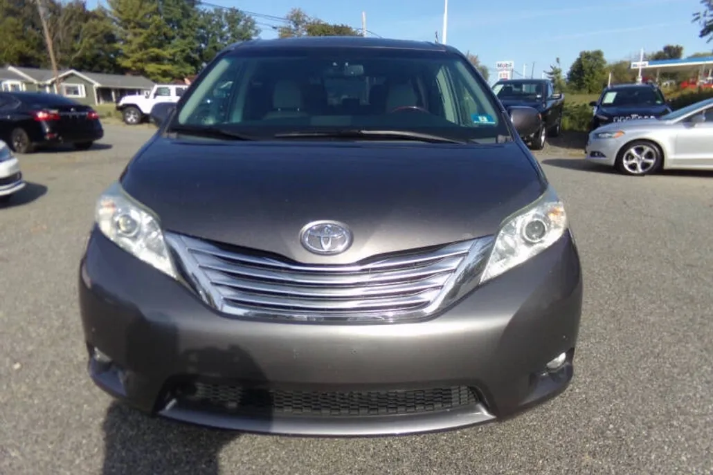 2012 Toyota Sienna Limited photo 1