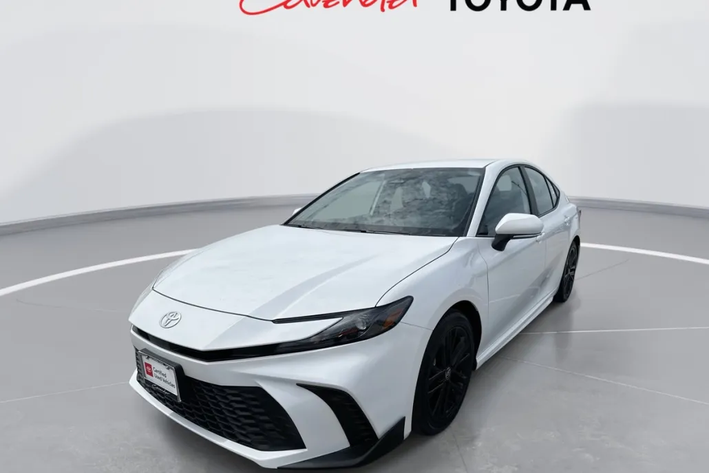 2025 Toyota Camry SE photo 1