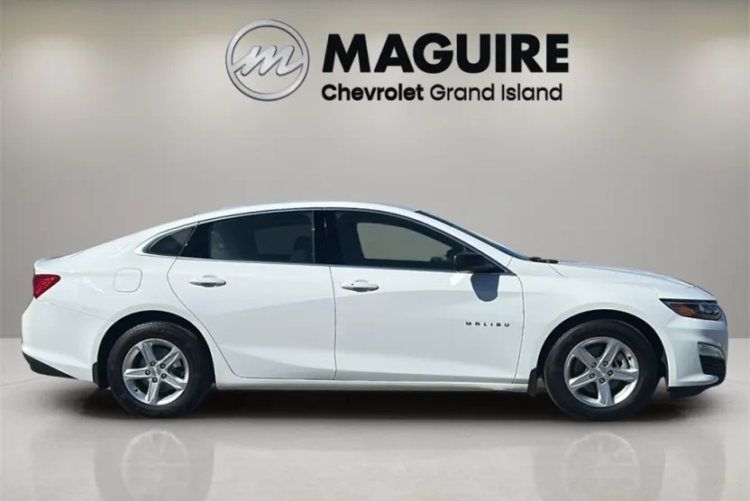 2022 Chevrolet Malibu LS photo 1