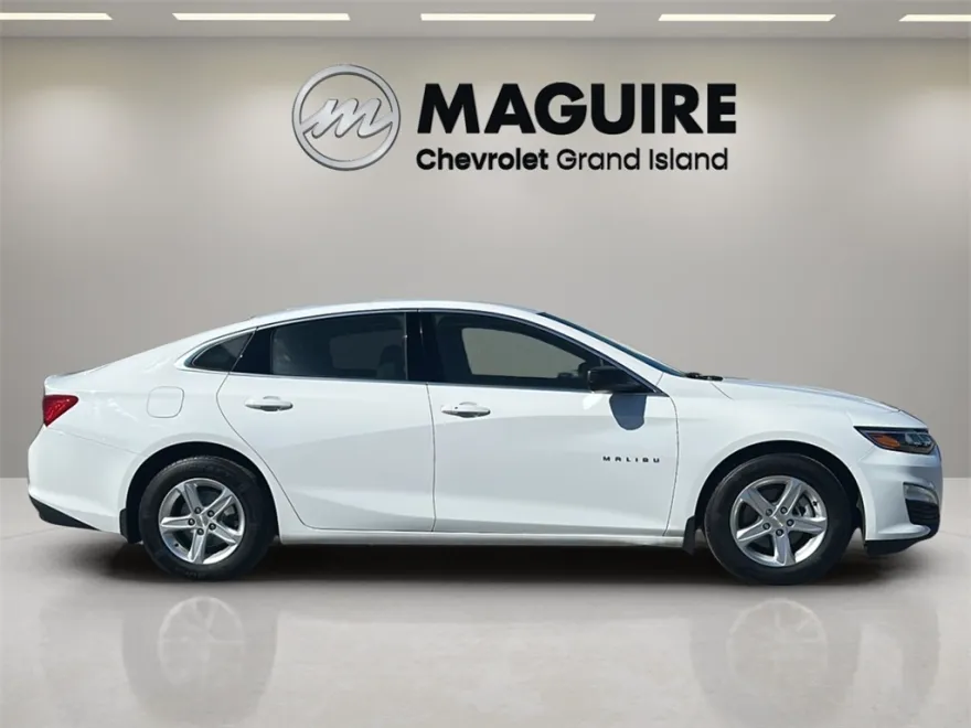 2022 Chevrolet Malibu LS photo 1