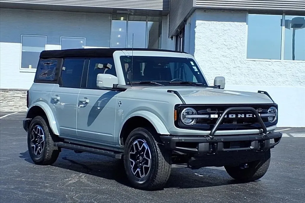 2023 Ford Bronco Outer Banks photo 1