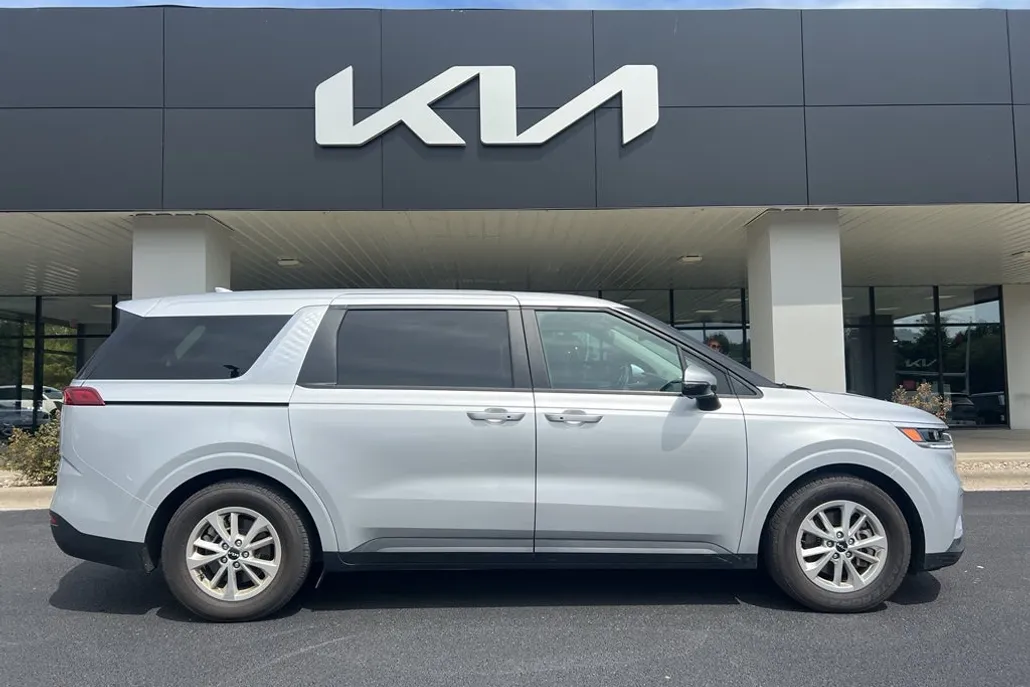 2023 Kia Carnival LX photo 1