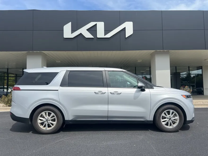 2023 Kia Carnival LX photo 1