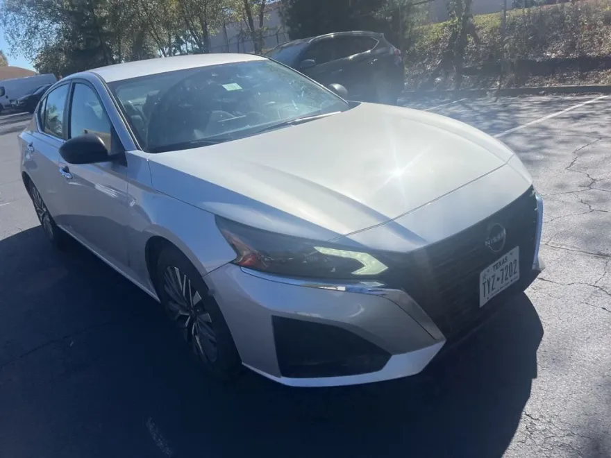 2024 Nissan Altima 2.5 SV photo 1