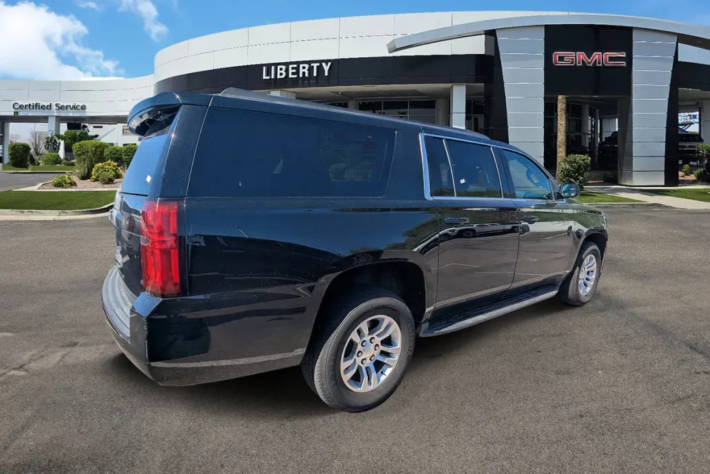2020 Chevrolet Suburban LT photo 1
