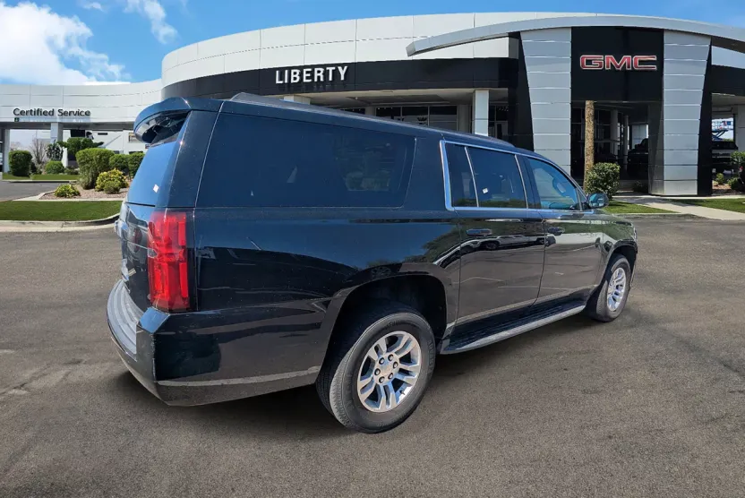 2020 Chevrolet Suburban LT photo 1