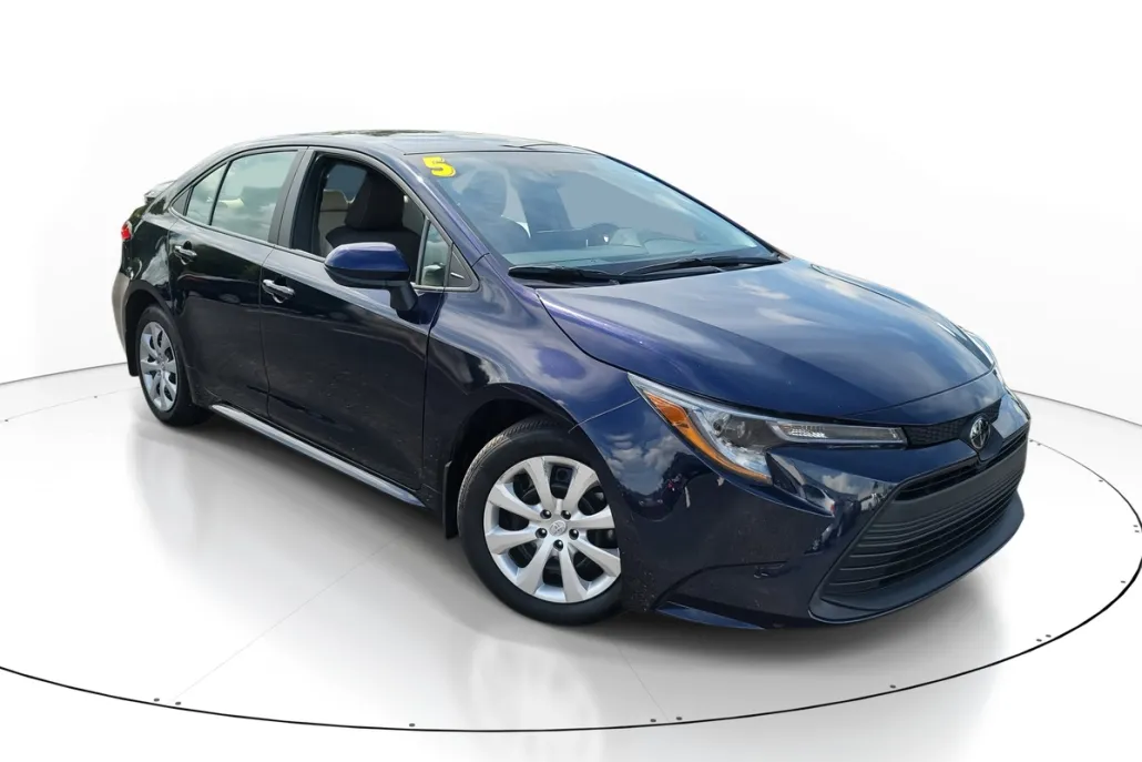 2025 Toyota Corolla LE photo 1