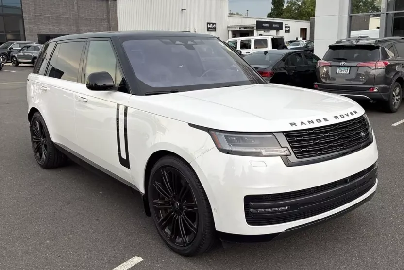 2023 Land Rover Range Rover SE photo 1