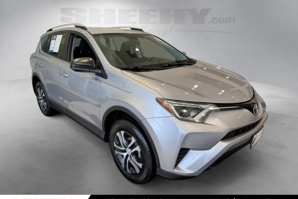 2016 Toyota RAV4 LE photo 1