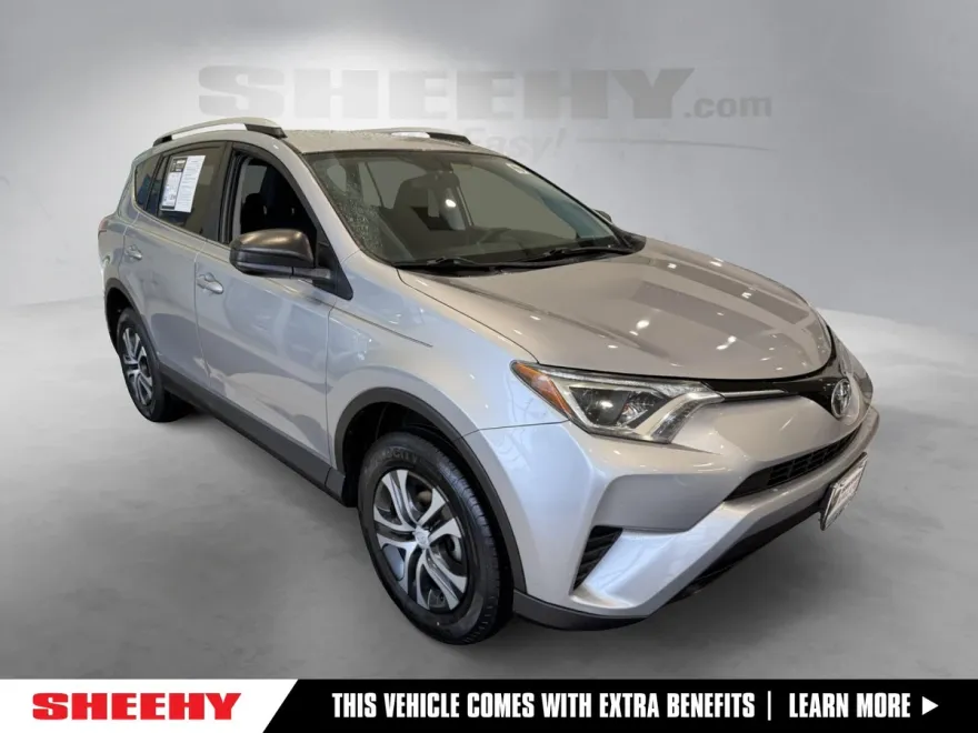 2016 Toyota RAV4 LE photo 1