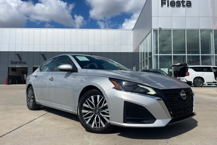 2023 Nissan Altima 2.5 SV photo 1