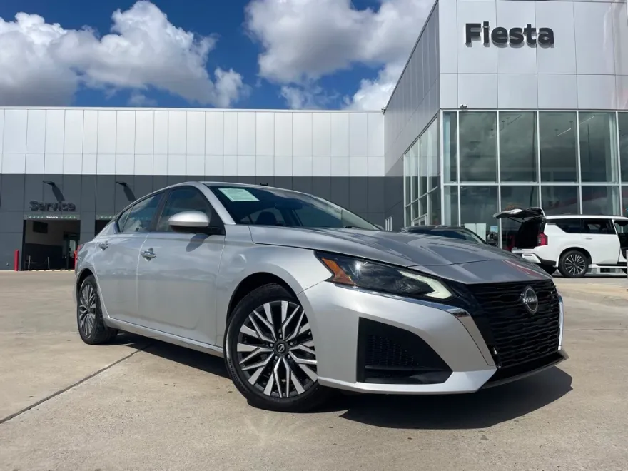 2023 Nissan Altima 2.5 SV photo 1