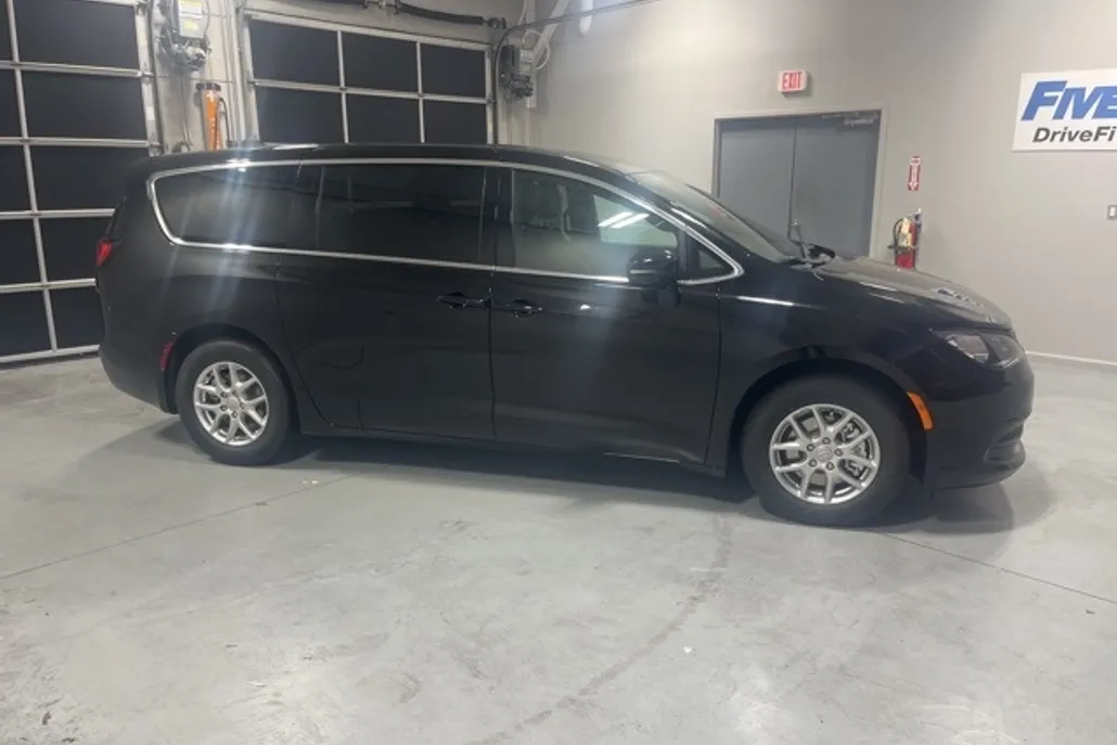 2025 Chrysler Voyager LX photo 1