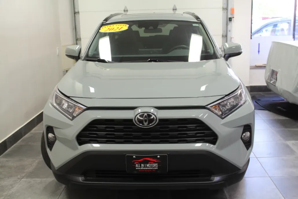 2021 Toyota RAV4 XLE photo 1
