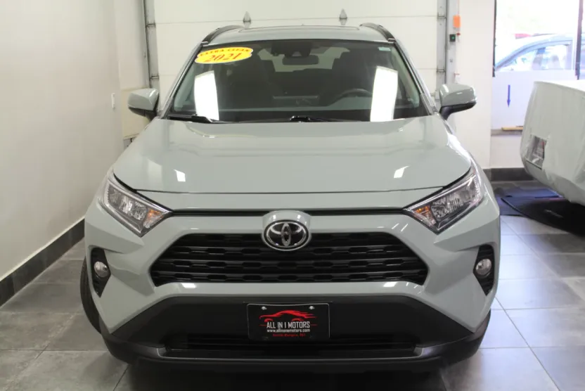 2021 Toyota RAV4 XLE photo 1