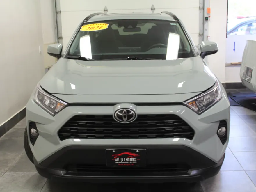 2021 Toyota RAV4 XLE photo 1