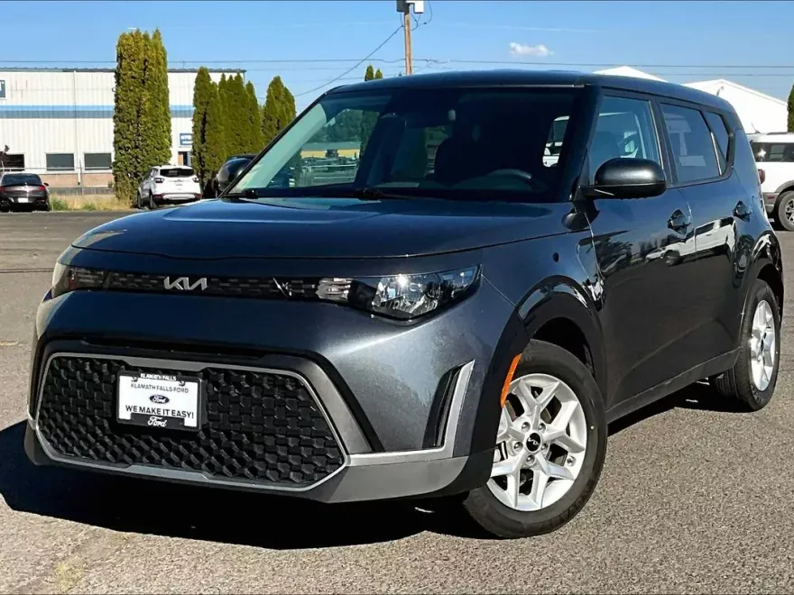 2023 Kia Soul LX photo 1