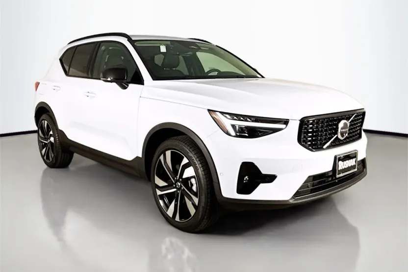 2025 Volvo XC40 Plus photo 1