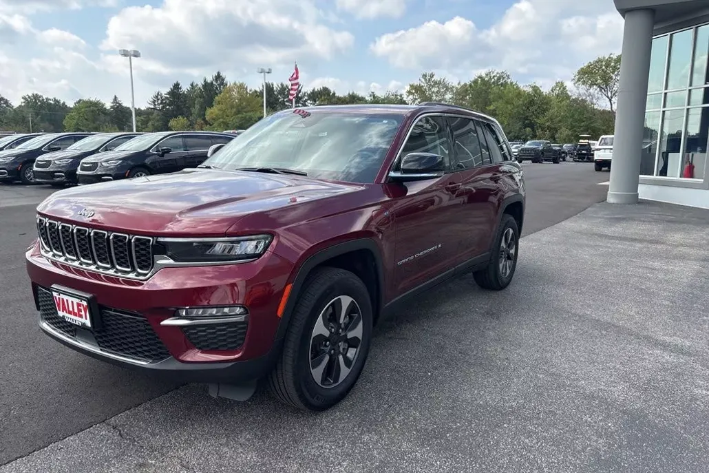 2023 Jeep Cherokee Base photo 1