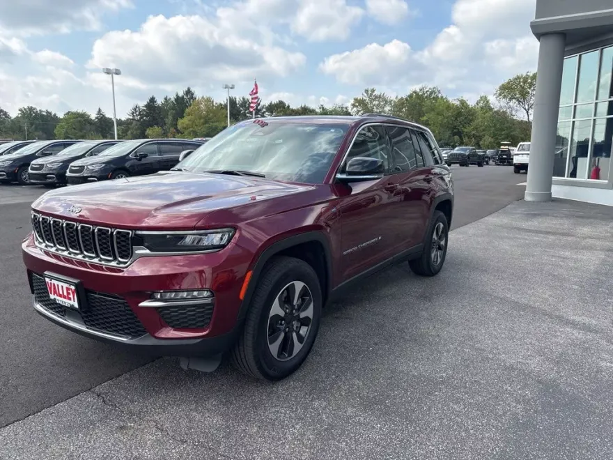 2023 Jeep Cherokee Base photo 1