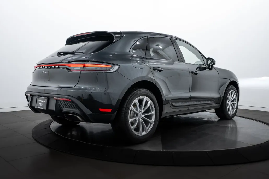 2026 Porsche Macan Base photo 1