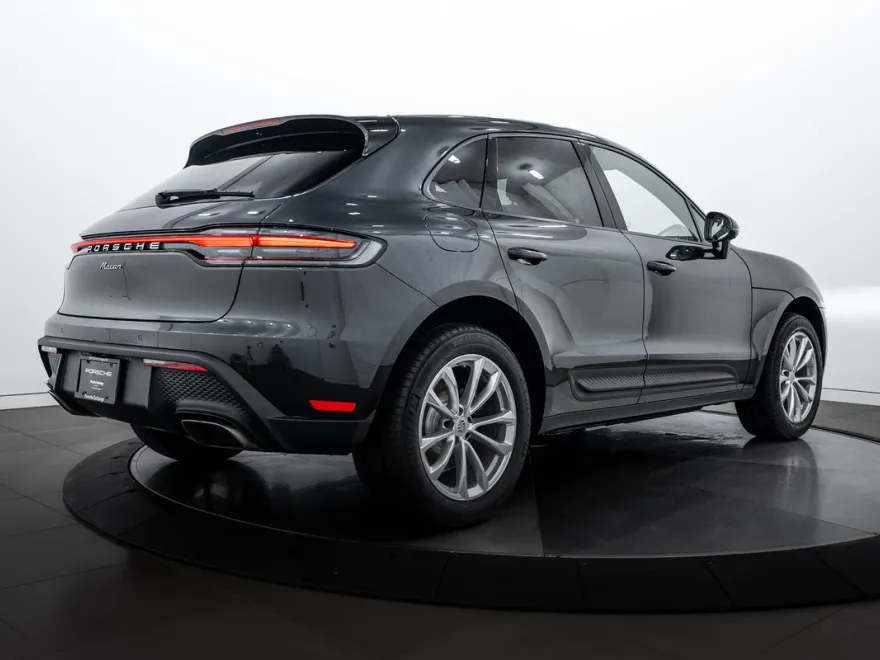 2026 Porsche Macan Base photo 1
