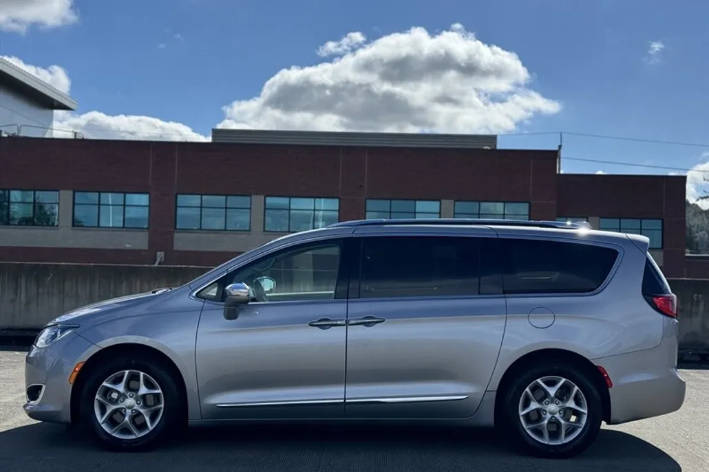 2020 Chrysler Pacifica Limited photo 1