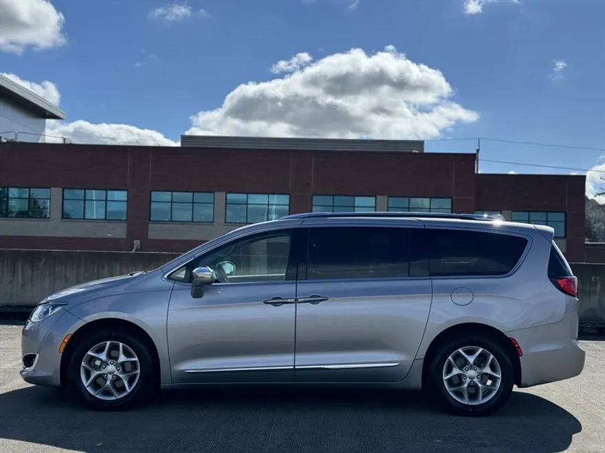 2020 Chrysler Pacifica Limited photo 1