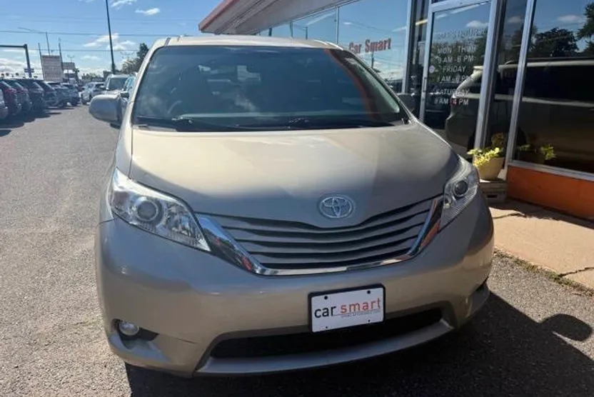 2017 Toyota Sienna LE photo 1