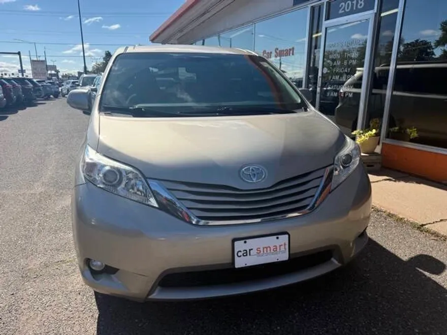 2017 Toyota Sienna LE photo 1