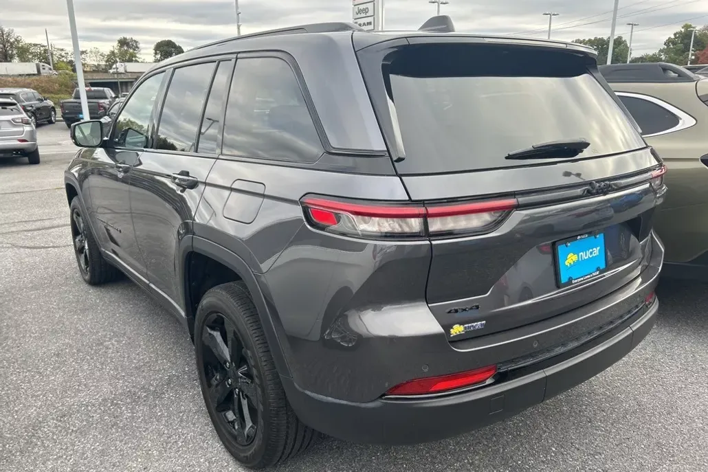 2023 Jeep Grand Cherokee Altitude photo 1