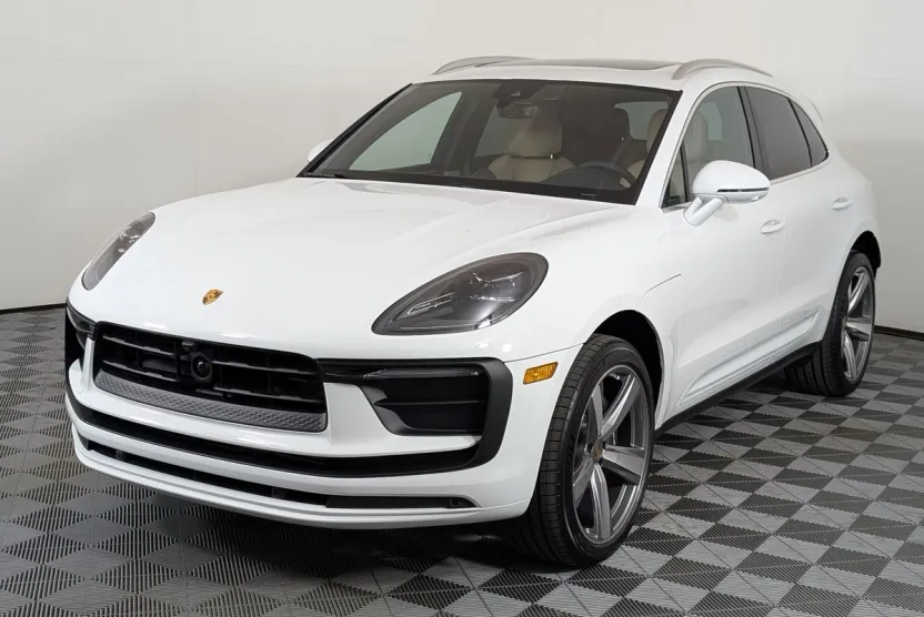 2025 Porsche Macan T photo 1