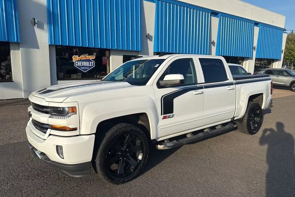 2017 Chevrolet Silverado 1500 LT photo 1
