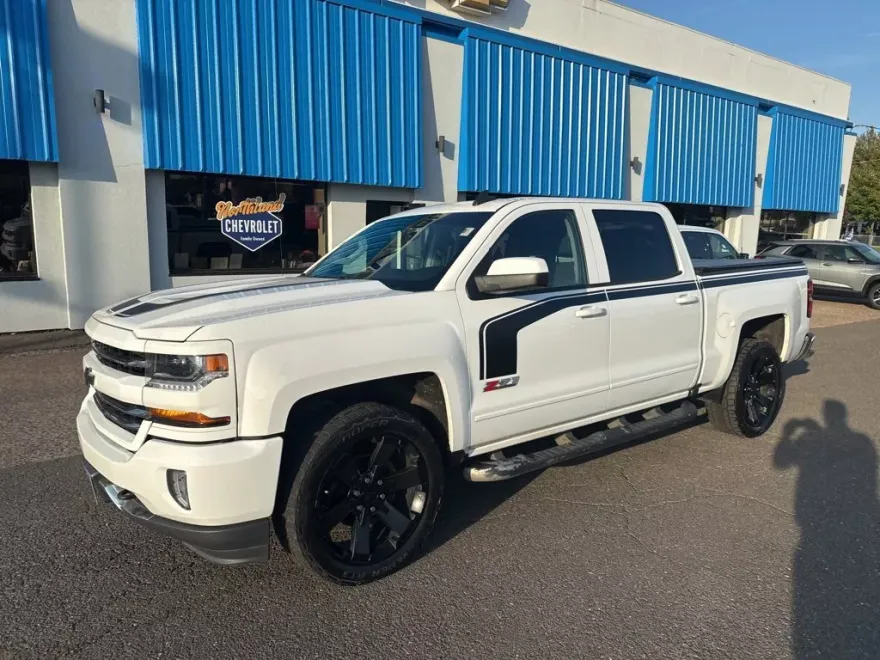2017 Chevrolet Silverado 1500 LT photo 1