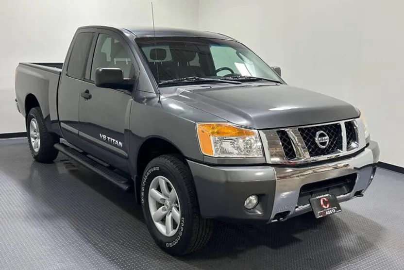 2011 Nissan Titan SV photo 1