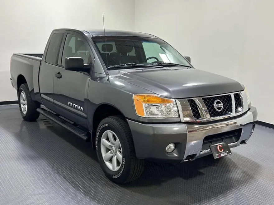 2011 Nissan Titan SV photo 1