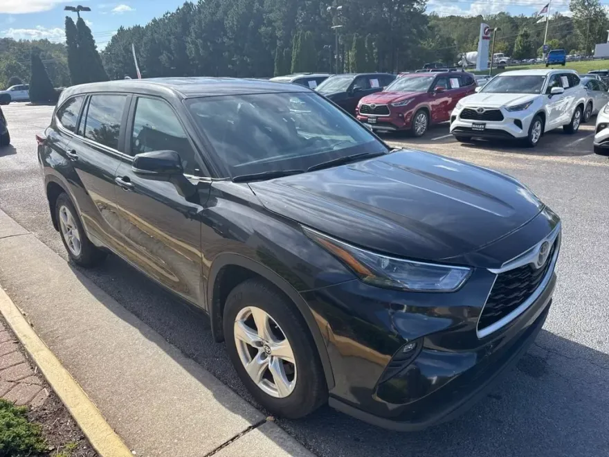 2024 Toyota Highlander LE photo 1