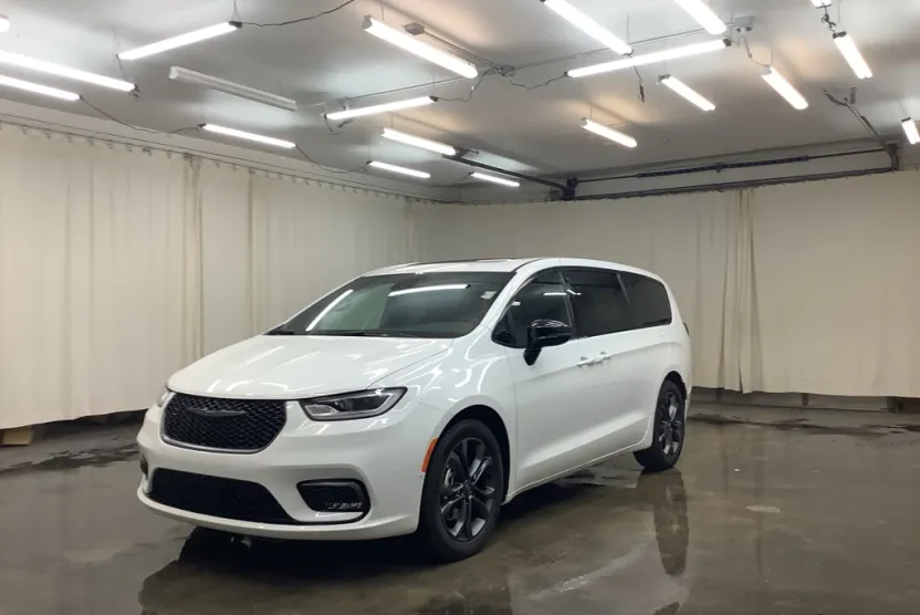 2026 Chrysler Pacifica photo 1