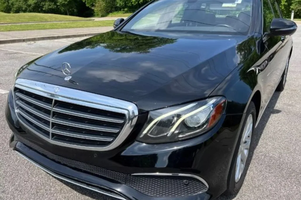2017 Mercedes Benz E 300 4MATIC Sedan photo 1