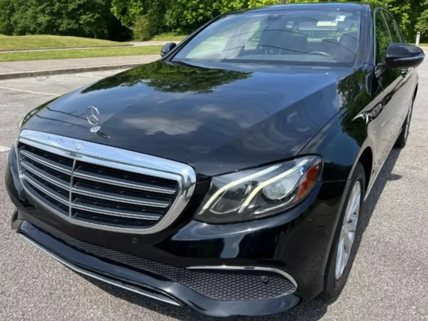 2017 Mercedes Benz E 300 4MATIC Sedan photo 1