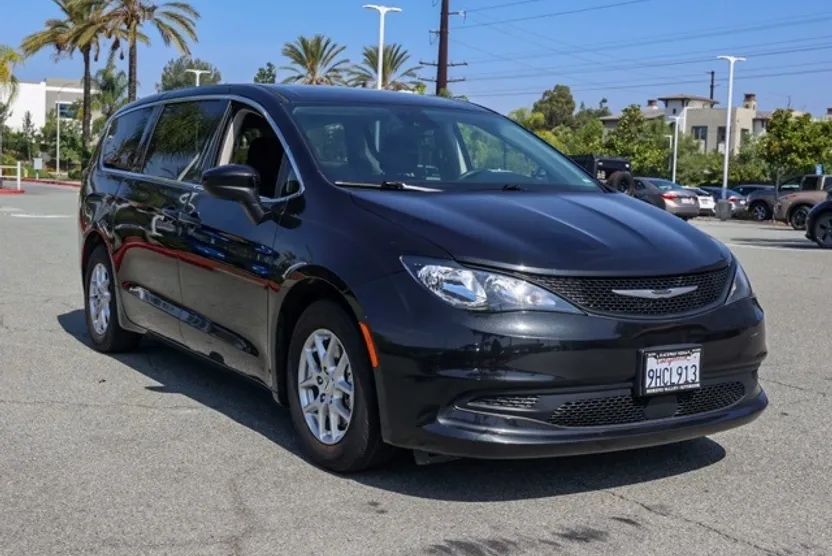 2023 Chrysler Voyager LX photo 1